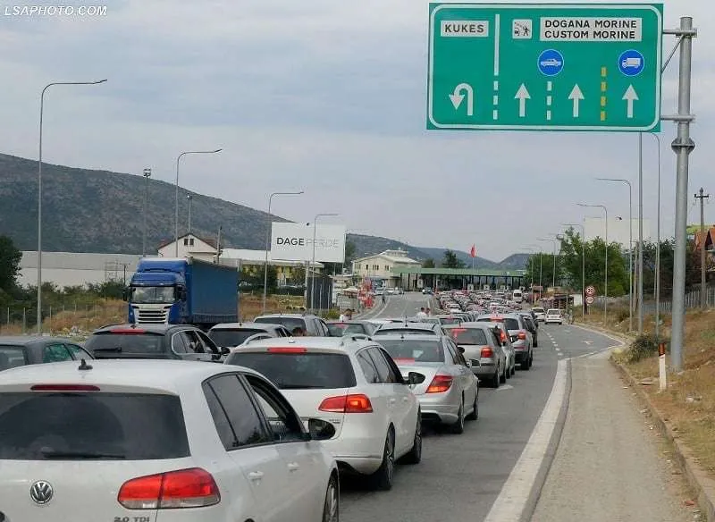 Bllokadë në kufirin Kosovë-Shqipëri, pengohen kamionat që furnizohen në Shqipëri