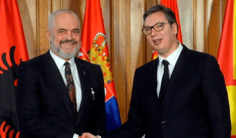 Takimi historik në Beograd: Edi Rama dhe Aleksandër Vuçiç diskutojnë në një darkë të përbashkët