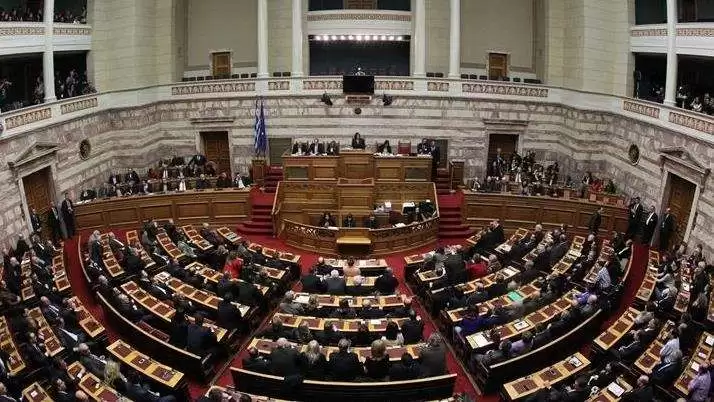 Betohen 300 deputetët e Parlamentit të Ri të Greqisë