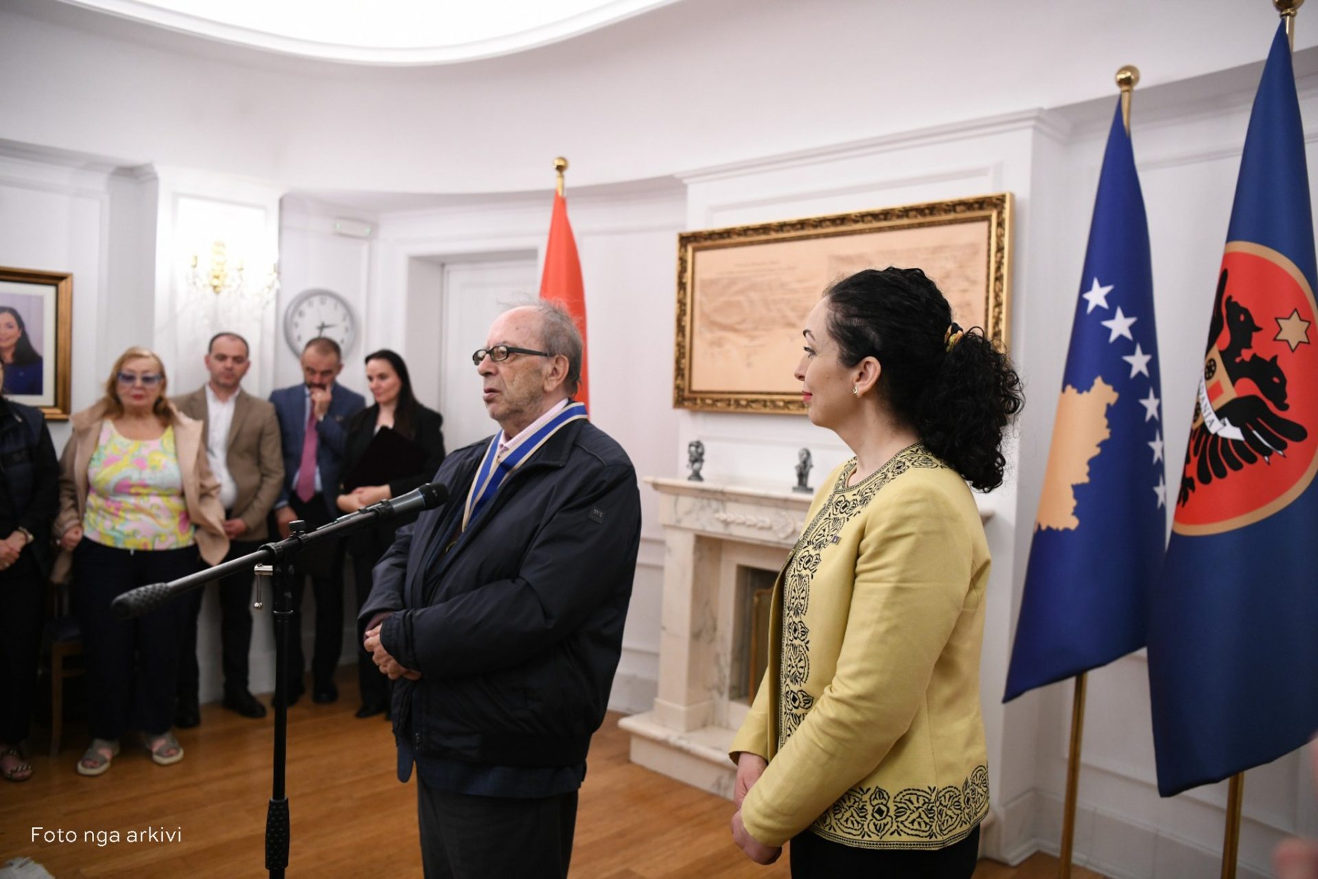 Shkrimtari Ismail Kadare merr pasaportën  Kosovës