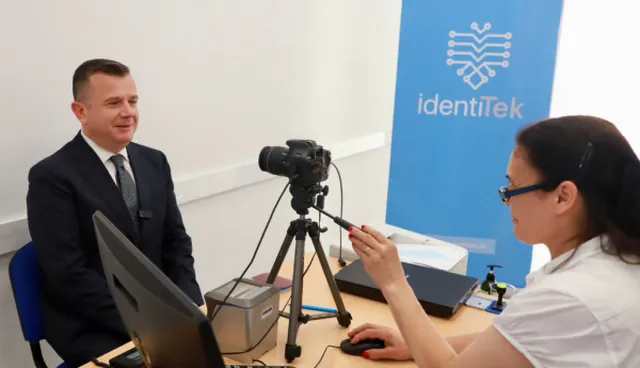 Ministri Balla e nis ditên në zyrat  e shoqërisë shtetërore “IdentiTek” : Hapat që duhen ndjekur për të nxjerrë dokumentet e identifikimit