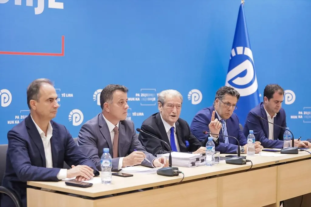Këshilli i Berishës merr vendimin: Krijojmë front opozitar, bëjmë gjithçka për të rrëzuar regjimin!