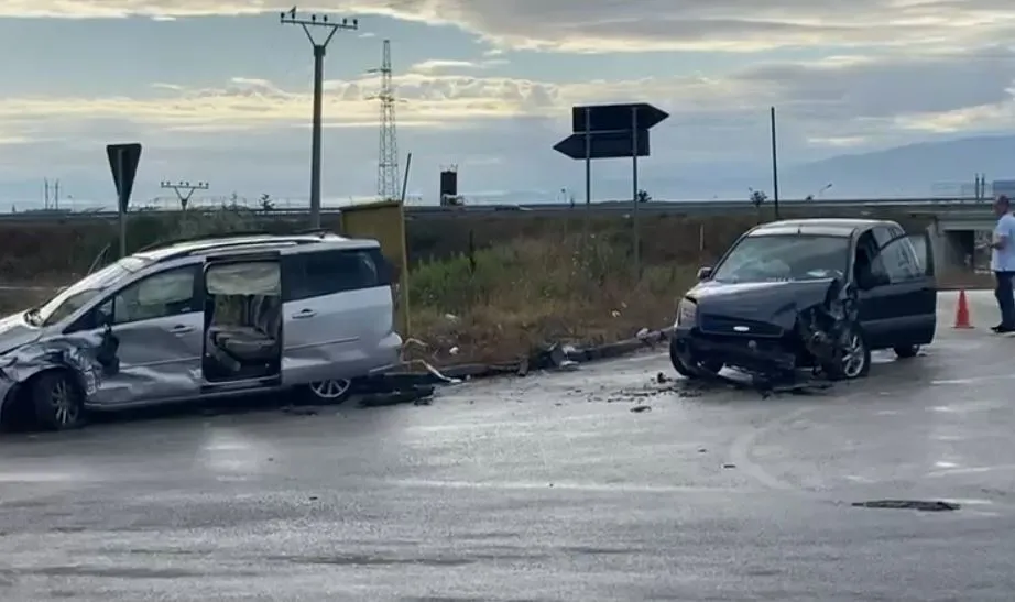 Fier, 10 persona  të lënduar nga  përplasja e dy automjeteve