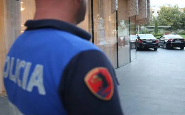 Pezullohet efektivi i policisë në Berat, pas denoncimit të njē qytetarej për dhunë