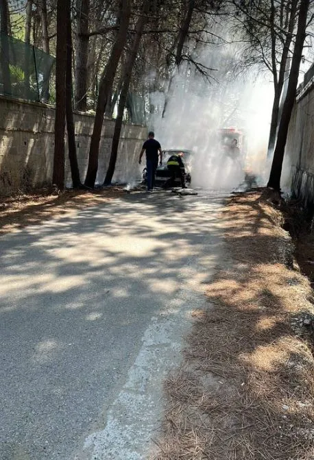 Qerret/Makina merr flakë në rrugë
