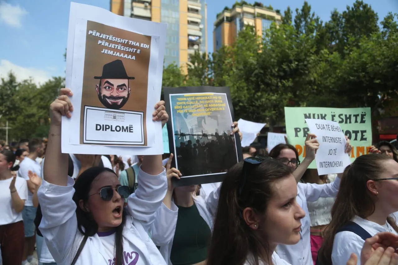 Presidenti Begaj kalon në heshtje ligjin e kababist dhe kufizimet e diplomës për studentët e mjekësisë