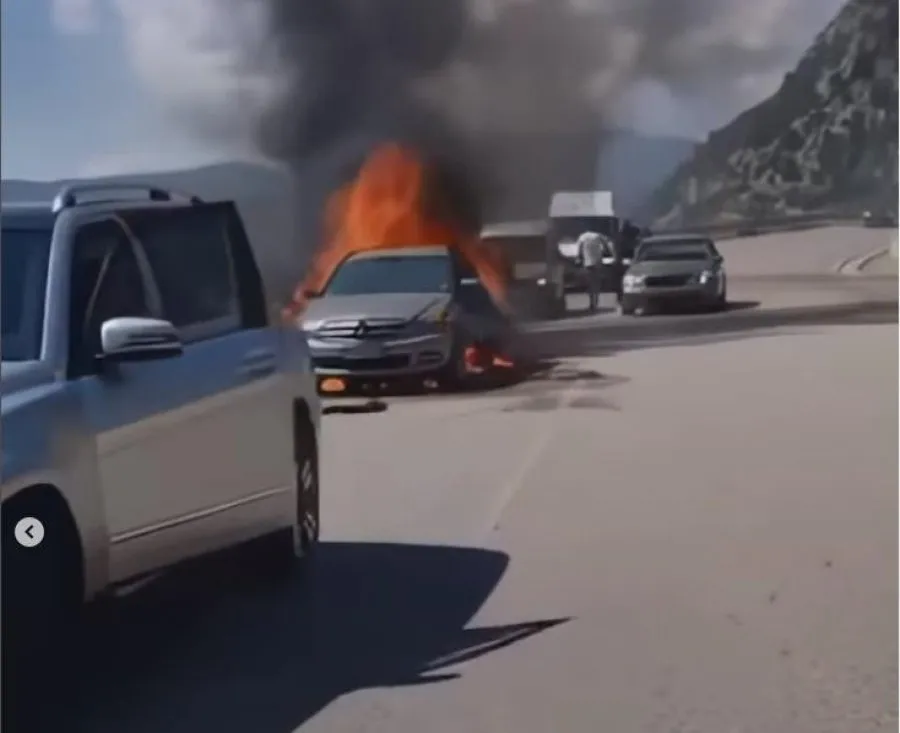 FOTO/ Makina shpërthen në flakë, nuk ka të lënduar