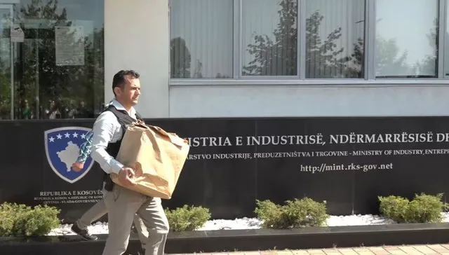 Kosovë/ Në pranga dy zyrtarë qeveritarë dhe një afarist