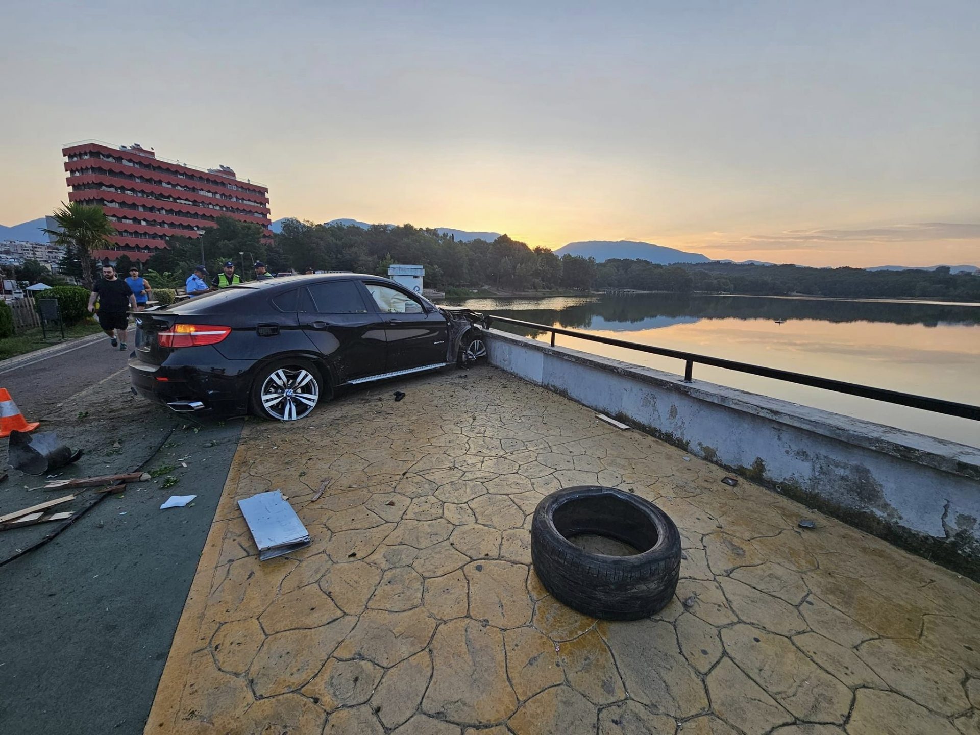 DEL video e BMW që u ngjit tek diga e liqenit