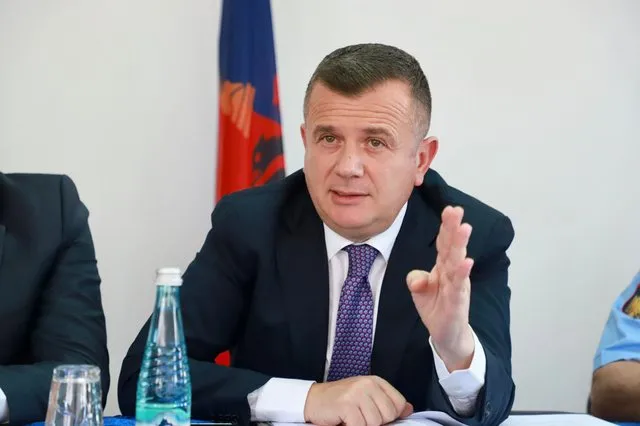 Ministri Balla kërkon të zbatohen rregullat, nuk duhet të tolerohen “shkelësit arrogantë”