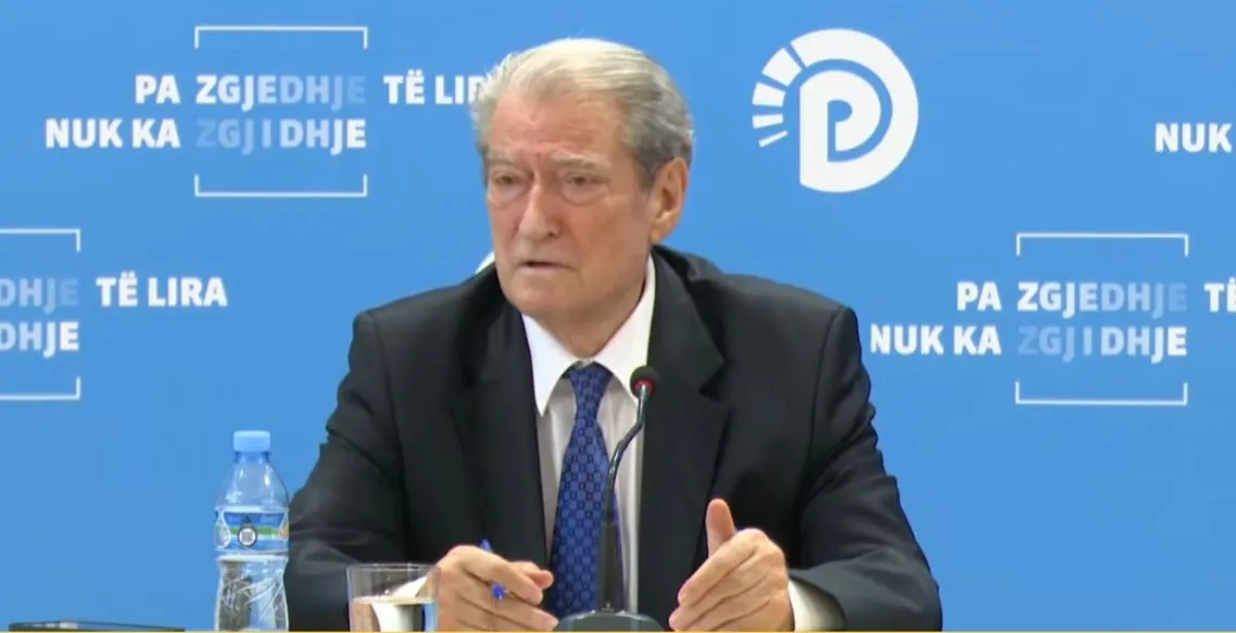 Rama firmosi me dorën e tij hapjen e procedurës”, Berisha: “Burazeri” i fali muratorit Rrapaj aparaturën 1.7 mln euro