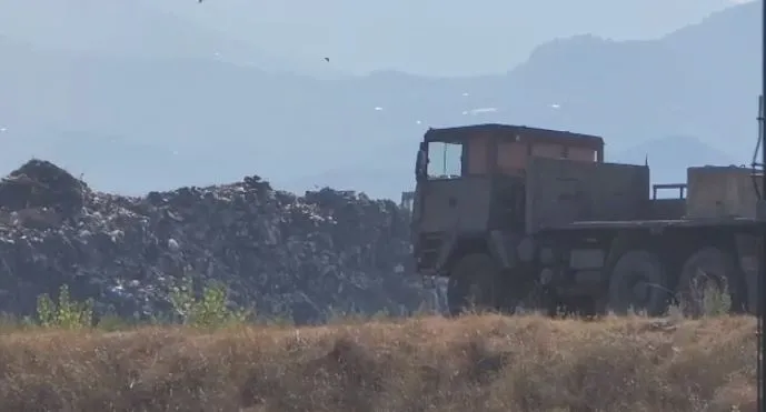 Flakët po arrijnë pranë inceneratorit të Elbasanit, forcat zjarrfikëse marrin situatën nën kontroll