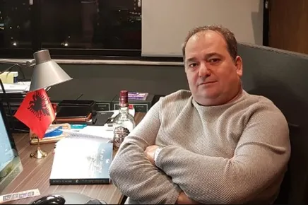 Në këtë vend asgjë nuk duhet marrë seriozisht!
