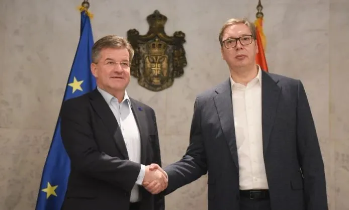 Dialogu Kosovë-Serbi/ Vuçiçi pret në Presidencë Miroslav Lajçak