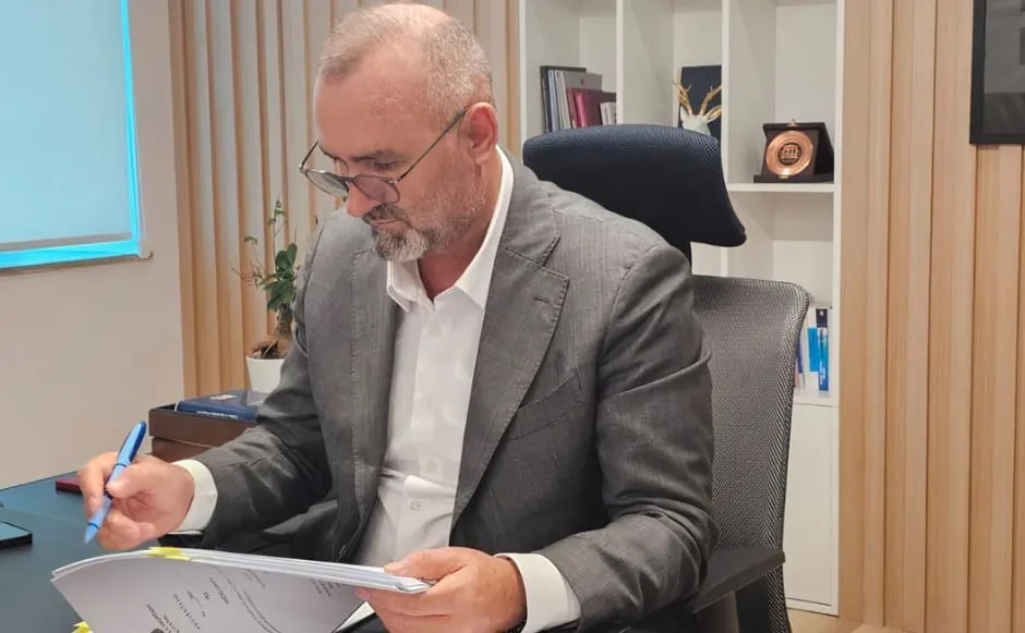 Ministri  Manja firmos projejtkigjin për amnistinë e të dënuarve!