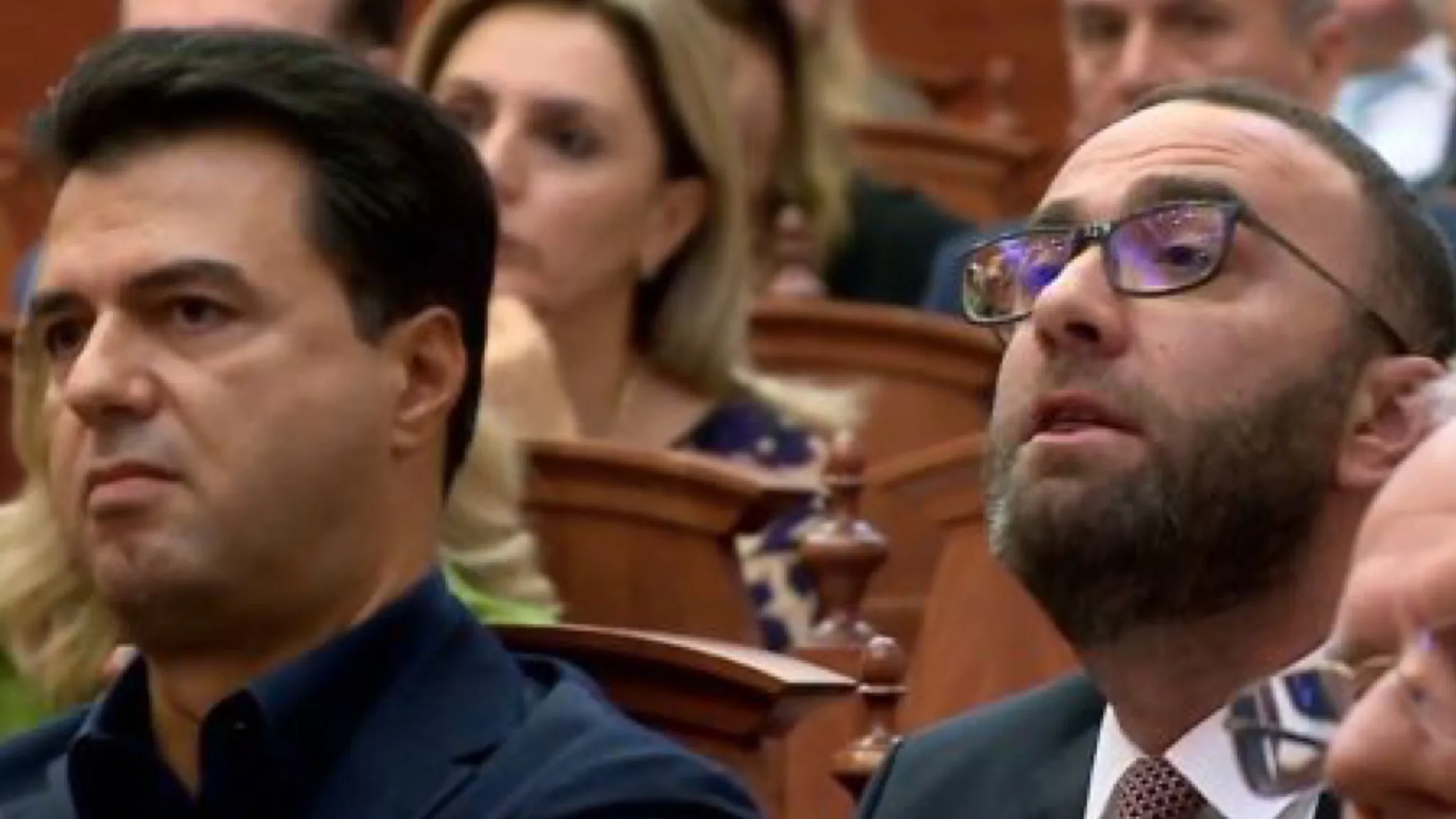 Kuvend, plas sherri mes Bashës dhe Bardhit
