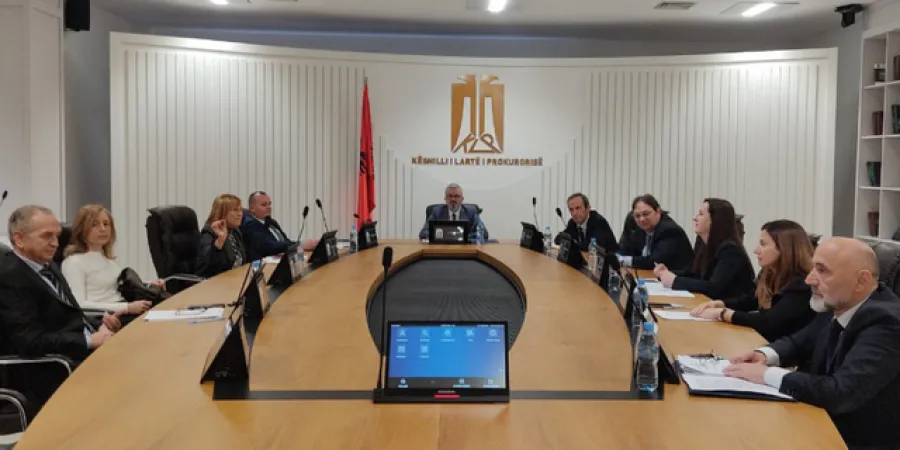 7 prokurorë garojnë për tri vende në KLP