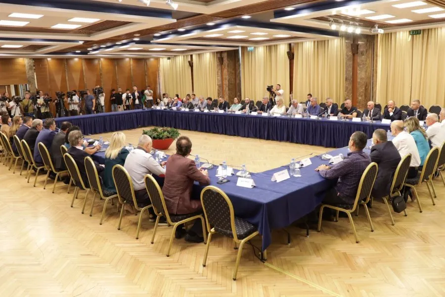43 deputetët në tryezën ‘Bardhi-Berisha’