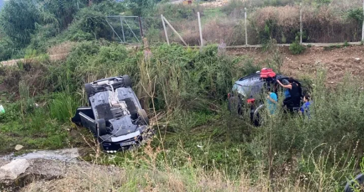 Përplasen dy mjete në aksin Kardhiq-Sarandë, përfundojnë në kanal
