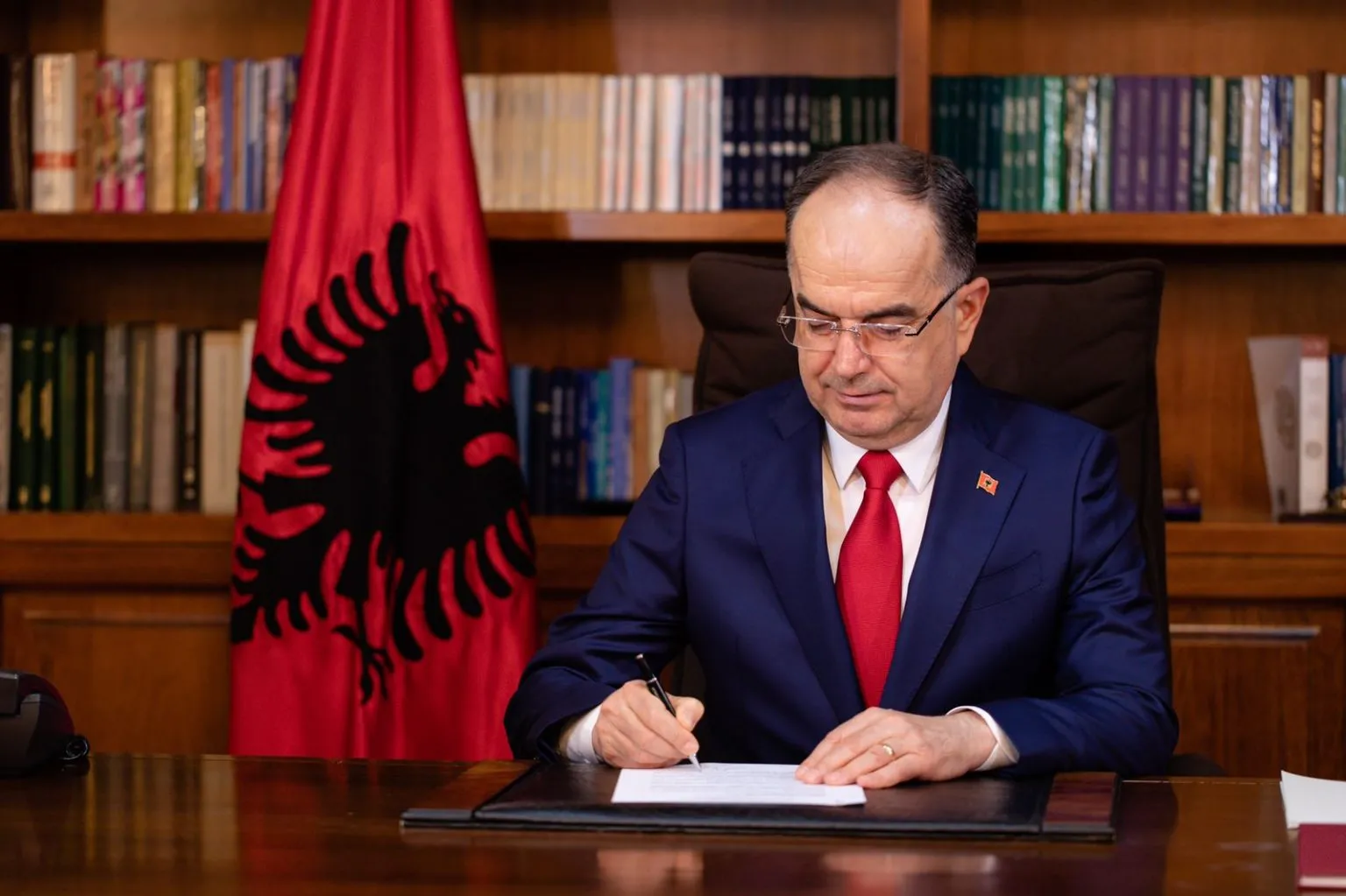 Presidenti Begaj dekreton shkarkimet dhe emërimet e ministrave të rinj
