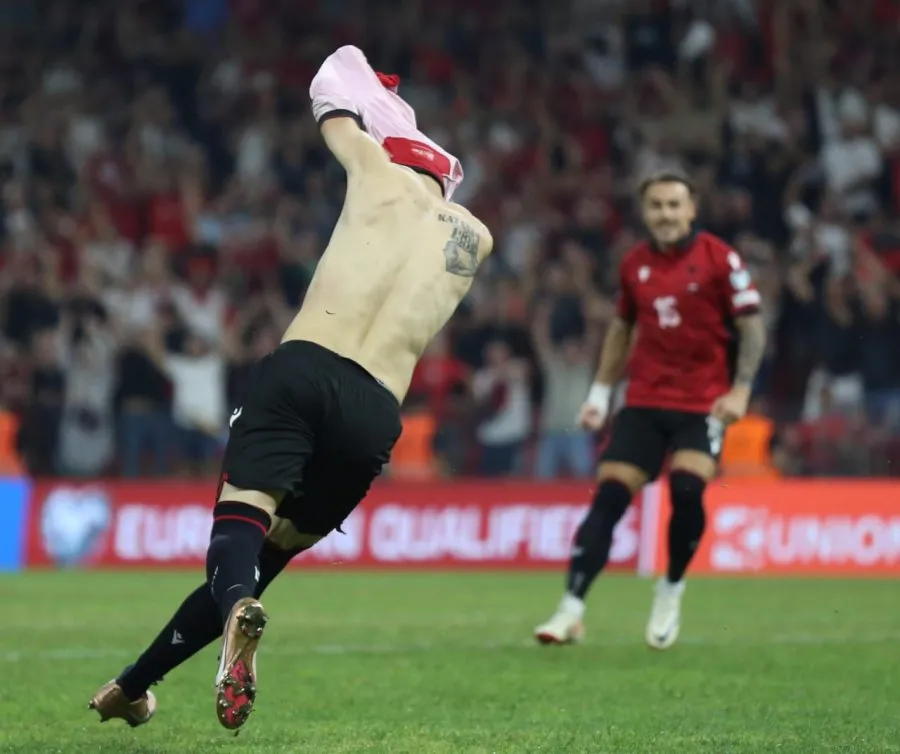 Gazeta austriake ‘Kurier’: Tatuazhi i futbollistit shqiptar Daku,tërbon serbët