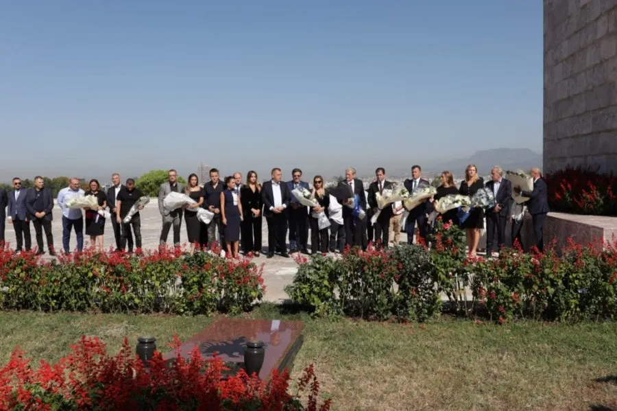 FOTO/ PD nderon Azem Hjadarin në 25-vjetorit e vrasjes