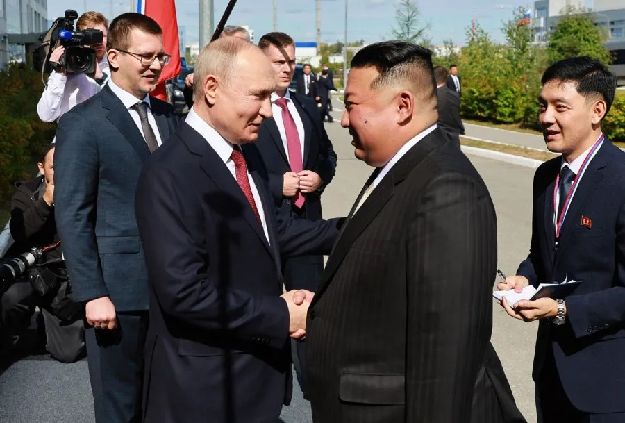 Kim ngre dolli për shëndetin e Putinitnë qendrën hapësinore