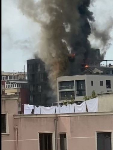 Flakët shkrumbuan pallatin, banorët: Zjarri nisi në apartamentin e doktorit