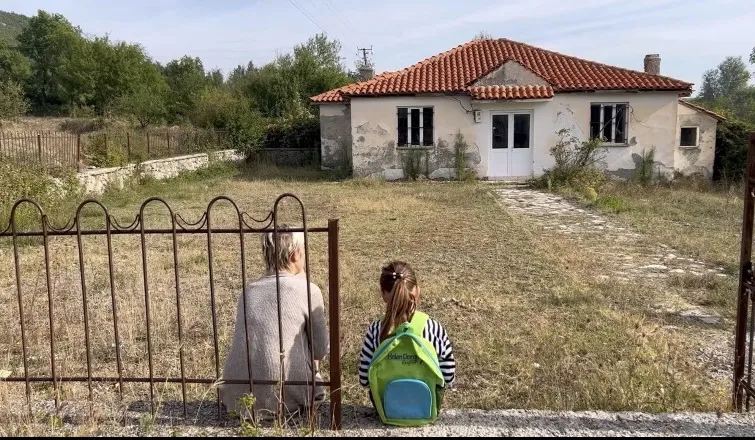 Alesia nxënësja e vetme e shkollës kërkon çdo ditë mësues,  në fshatin Boshanj