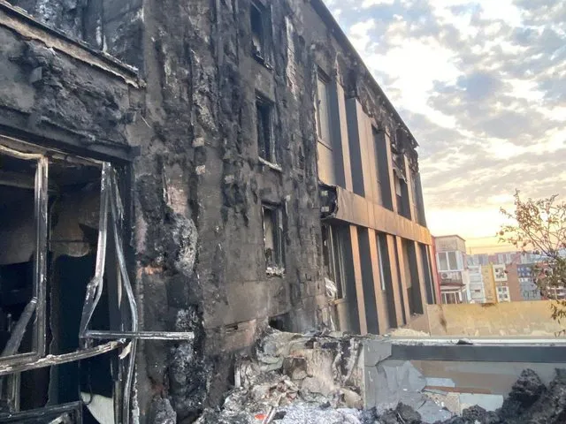 Çfarë mbeti pas flakëve që përfshinë pallatin në Tiranë