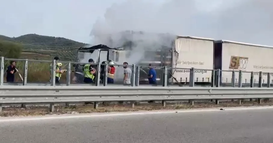 Merr flakë kamioni në autostradën Fier-Vlorë, shpëton shoferi