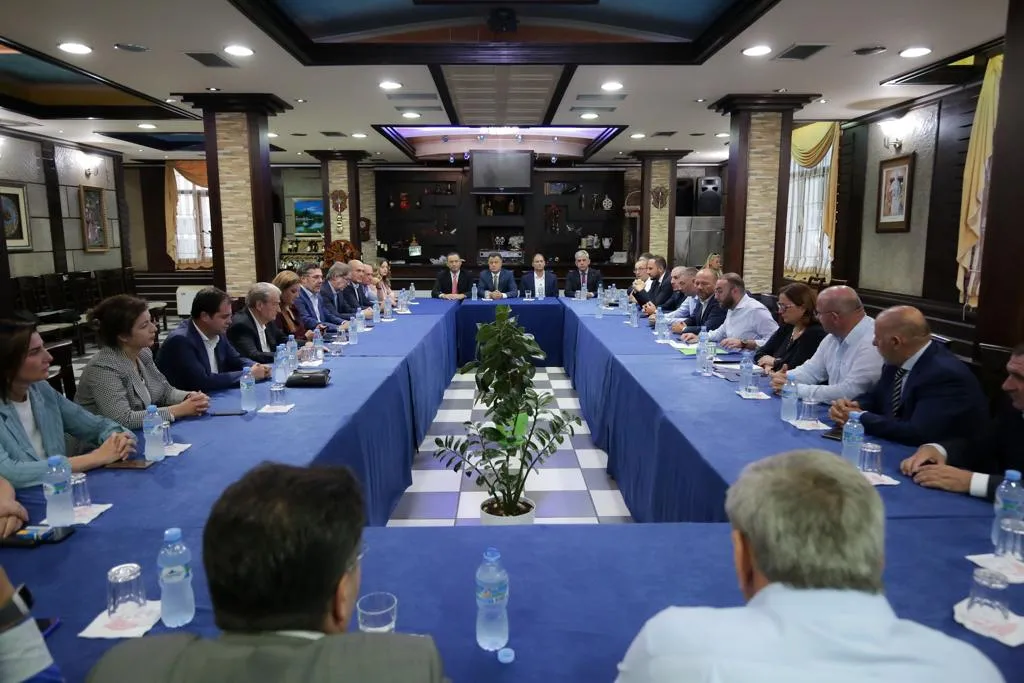 Deputetët opozitarë mblidhen në Kukës