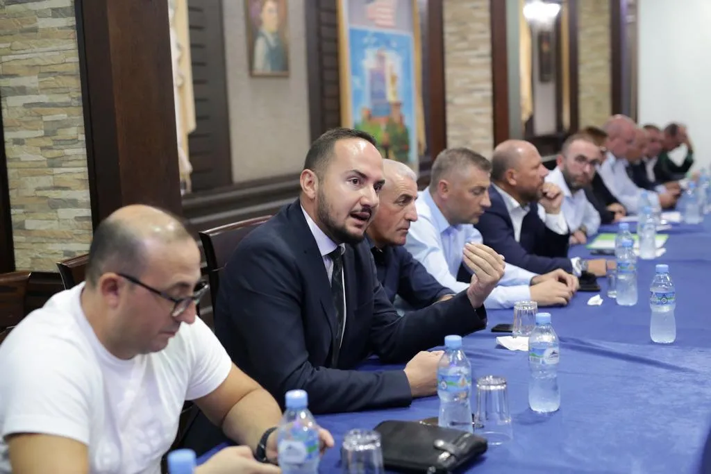 Takimi Berisha-Bardhi/ Salianji i prerë: Kush voton pro qeverisë, të përjashtohet nga grupi i PD