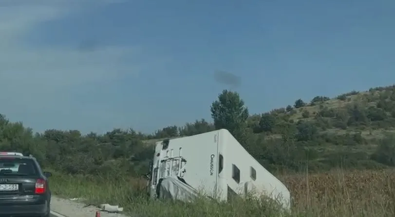 Çifti gjerman me kamper përplaset në aksin Lezhë-Shkodër