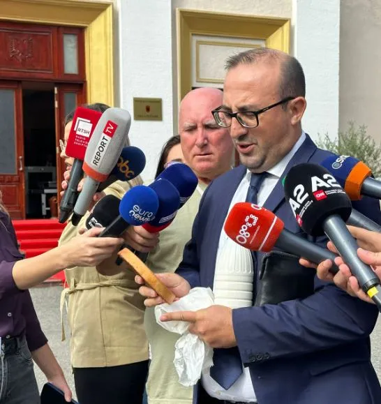 Deputeti Korreshi me bukë misri dhe kos me vete në parlament: Kaq mund   mund të blejë një pensionist