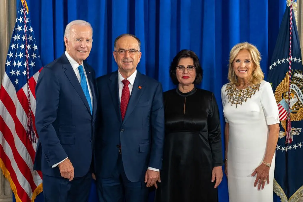Vizita zyrtare në SHBA, Presidenti Begaj bën foto krah Biden dhe zonjës së parë