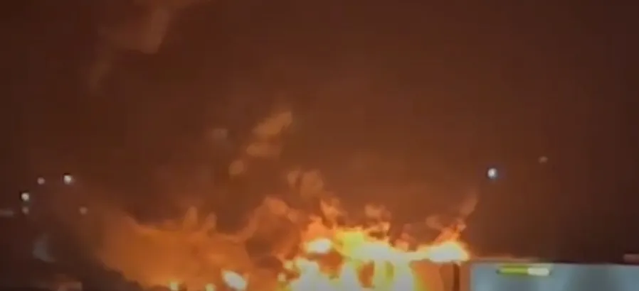 VIDEO/ Digjet fabrika e bojrave  në autostradën Tiranë-Durrës, evakuohet zona  22