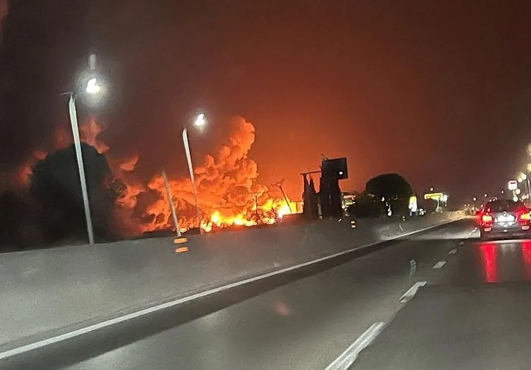 Zjarr në  fabrikë bojërash në autostradën Tiranë-Durrës, Ministria e Brendshme apel qytetarëve: Shmangni kalimin në këtë aks (VIDEO)