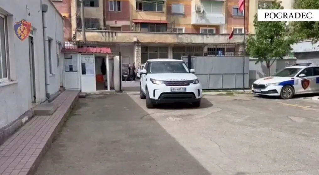 Siguroi kushtet për të vrarë tre persona në një lokal, pranga 41-vjeçarit në Pogradec (EMRI)