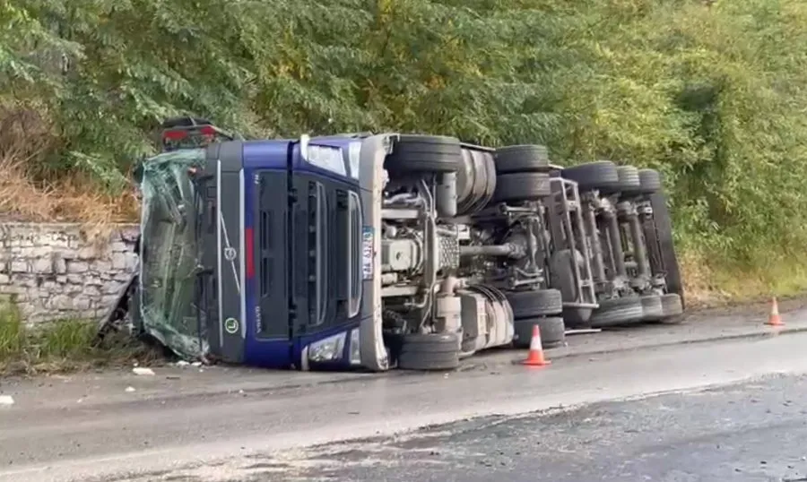 Përmbyset një kamion i tonazhit të rëndë né aksin Fier-Levan,
