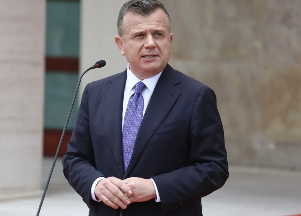 Ministri Balla flet për masat ndaj trafikut: Çdo mjet i parkuar gabim do të largohet nga vendqëndrimi i gabuar