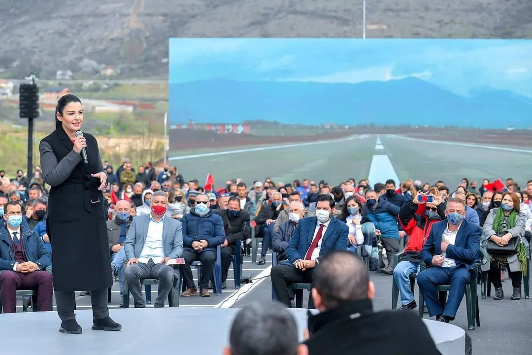 Belinda Balluku duke folur gjatë haphes së Aeroprtit 