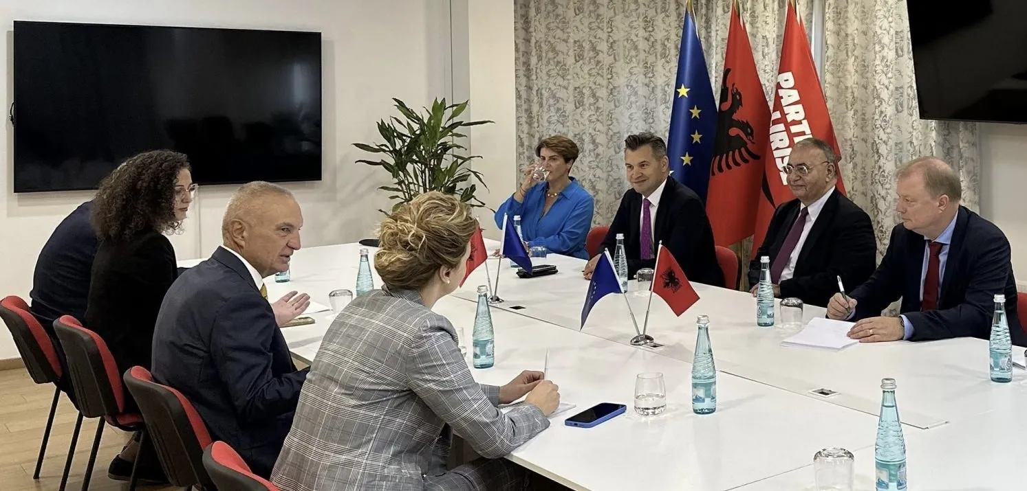 Zbardhet takimi i Metës me reporterët e KiE