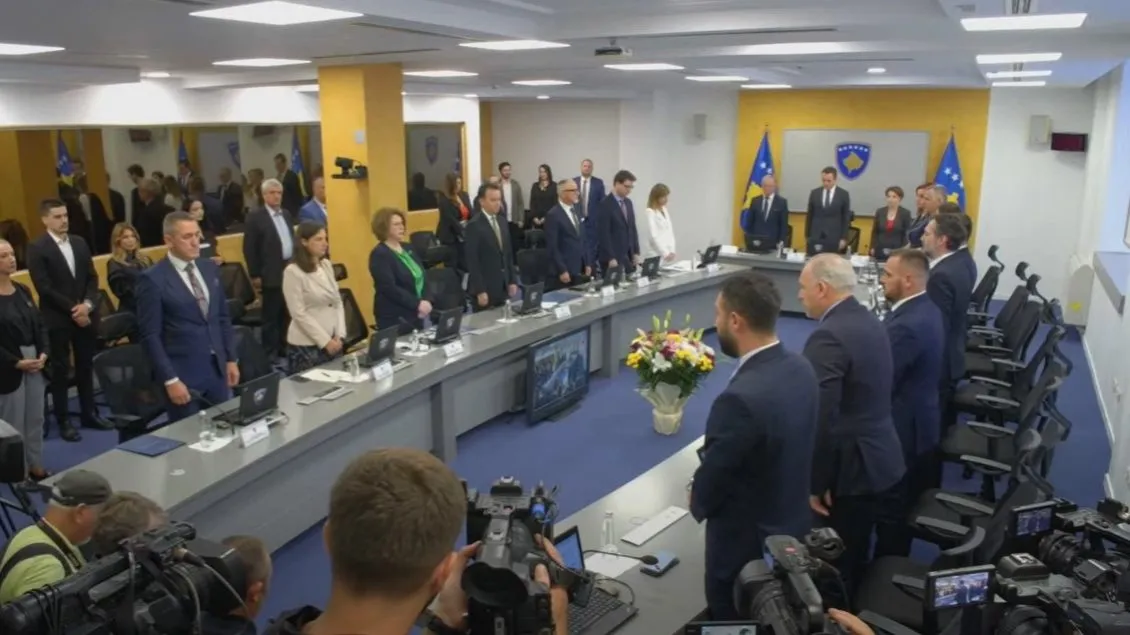Kryeministri i Kosovës e nis mbledhjen e weverisë me me një minutë heshtje, ndahen 50 mijë euro për familjen e policit të vrarë