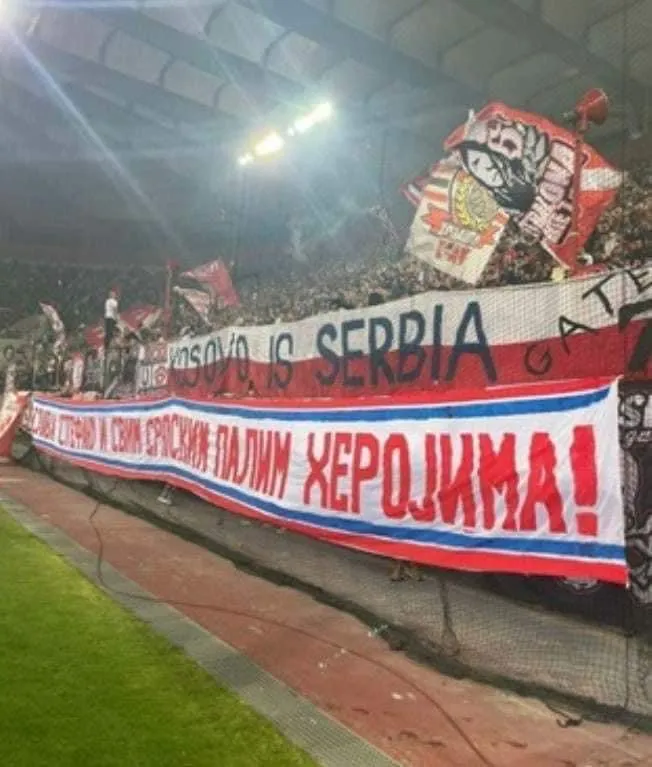 Provokojnë ultrasit e tifogrupit te Olympiakos : “Kosova eshte Serbi”