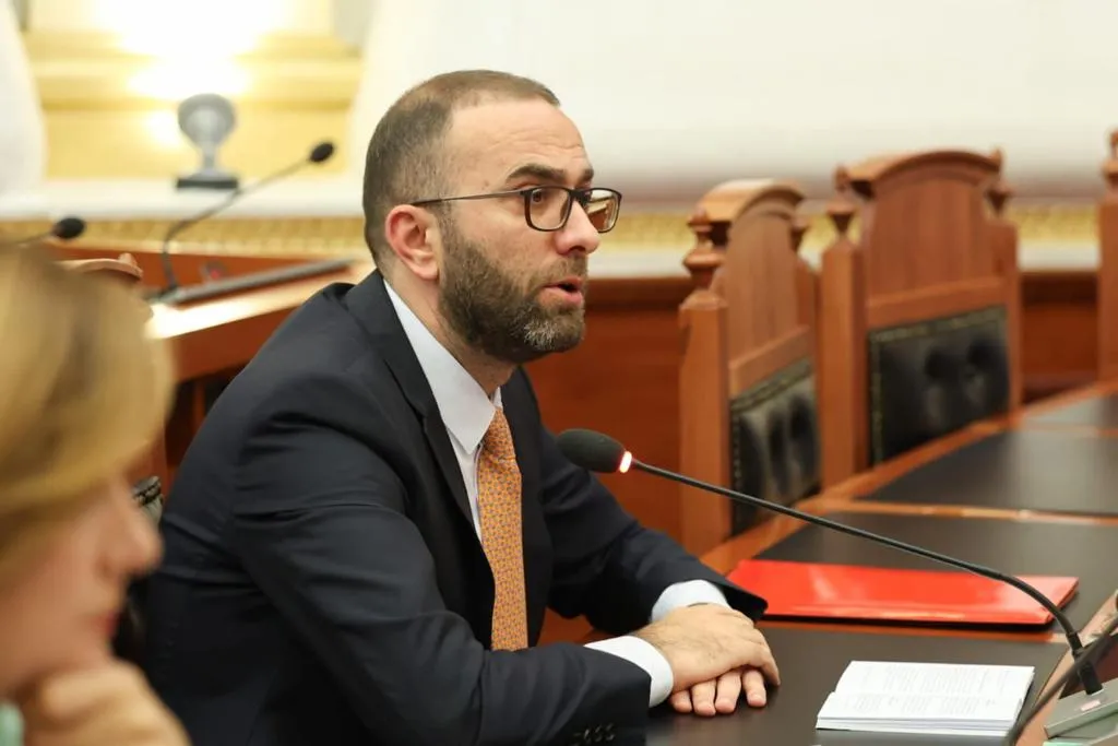 Përjashtimet nga grupi i PD, reagon Bardhi: Basha nuk e ka legjitimitetin!