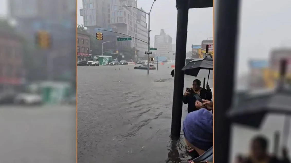 Rrugët e  New York-ut  kthehen në “lumenj” (VIDEO)