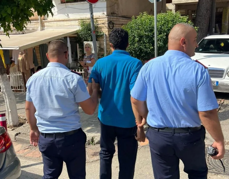 Sarandë/ Hajduti pakistanez, rrëmbeu çantën me para kambistit dhe iku me vrap