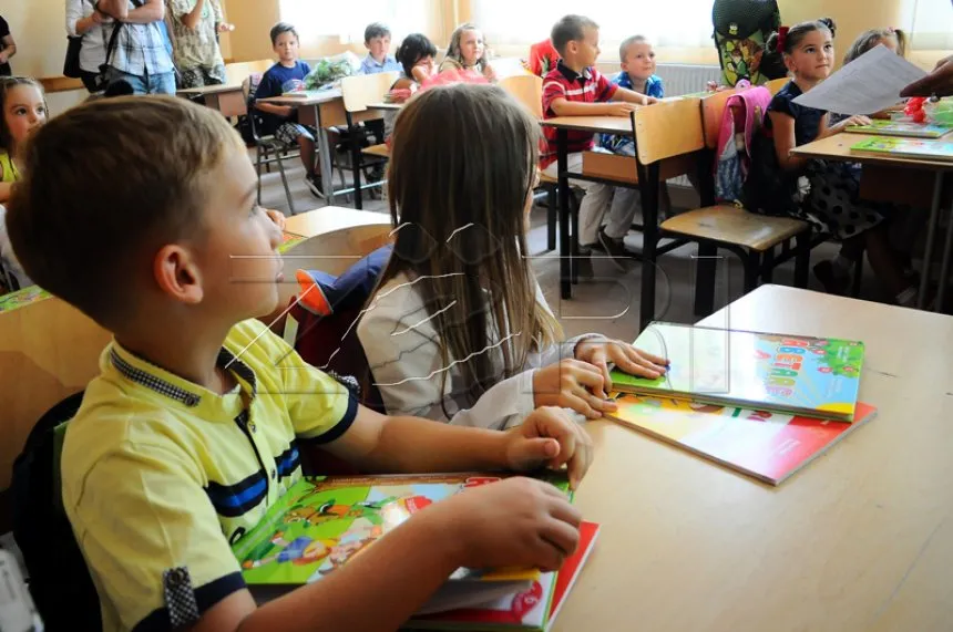 Shtyhet afati i regjistrimit të nxënësve të klasës së parë dhe gjimnazit