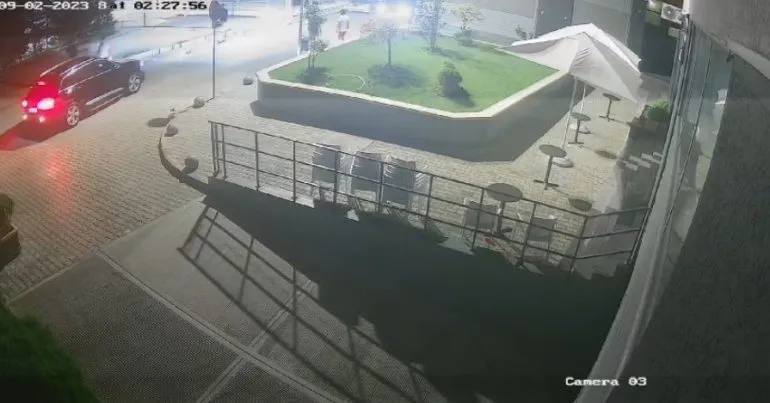 Sulmi ndaj policit është kryer nga   7 persona me shkopa bejsbolli, ka pasur edhe të shtëna me armë